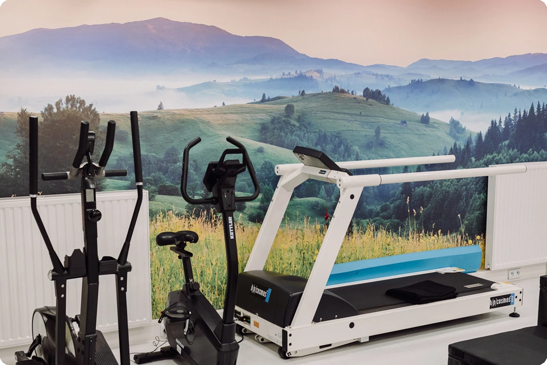 Wnętrze Centrum Rehabilitacji i przyrządy do ćwiczeń